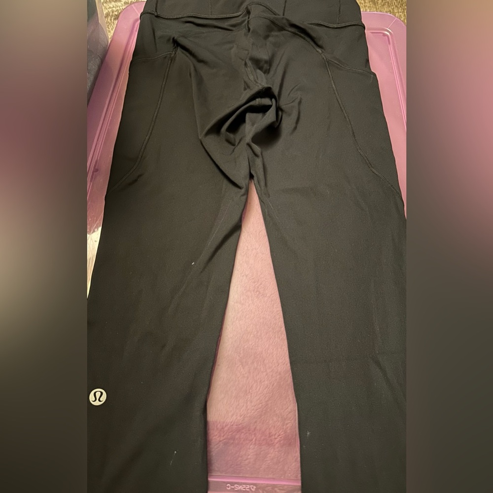 Women’s Lululemon Black Fast & Free Crop Leggings Size 4. (2) side pockets $25